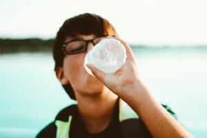 Energetisiertes Wasser in einer Flasche